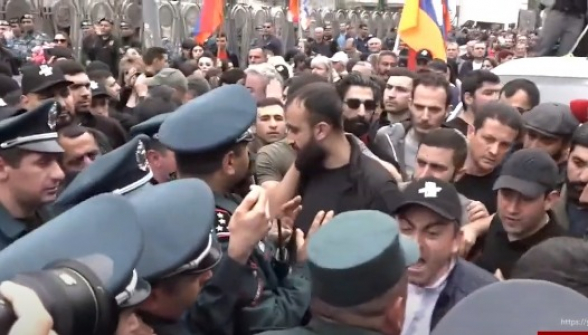 Ишхан Сагателян заставил полицию разблокировать дорогу (видео)